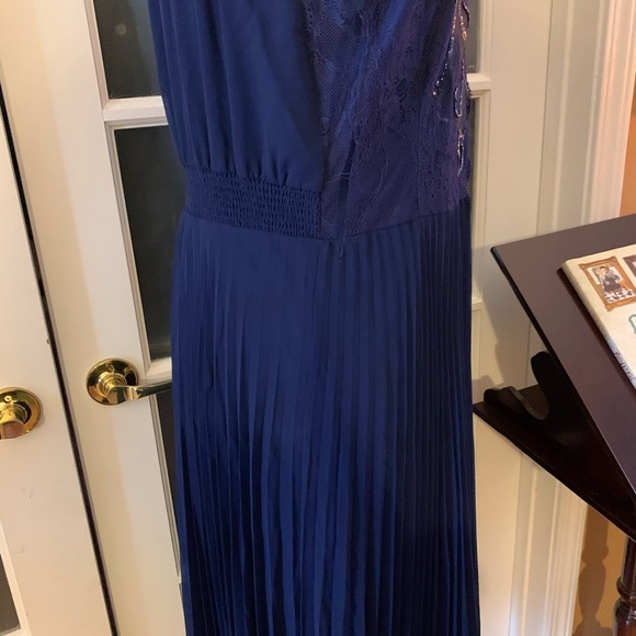 Reba...Another Stunner Dress - Picture 14 of 16